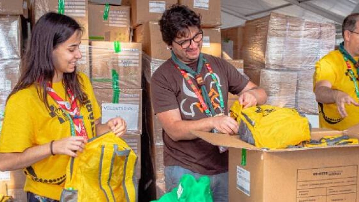 Jóvenes voluntarios de la JMJ de Lisboa preparan las mochilas con el kit del peregrino