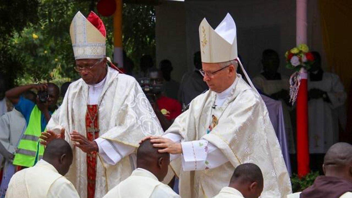 El Nuncio en Kenia y el obispo de Machakos en unas ordenaciones en la parroquia San José Obrero de Wote, en Makueni