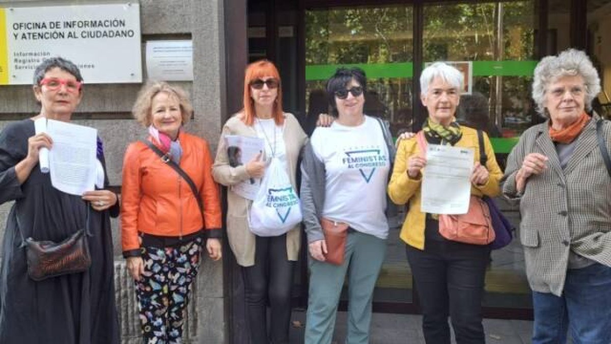 La mañana de este 19 de septiembre, una delegación española del Frente Feminista Internacional exigió el fin de la hormonación y mutilación trans de menores al ministro de Sanidad en funciones, José Miñones.