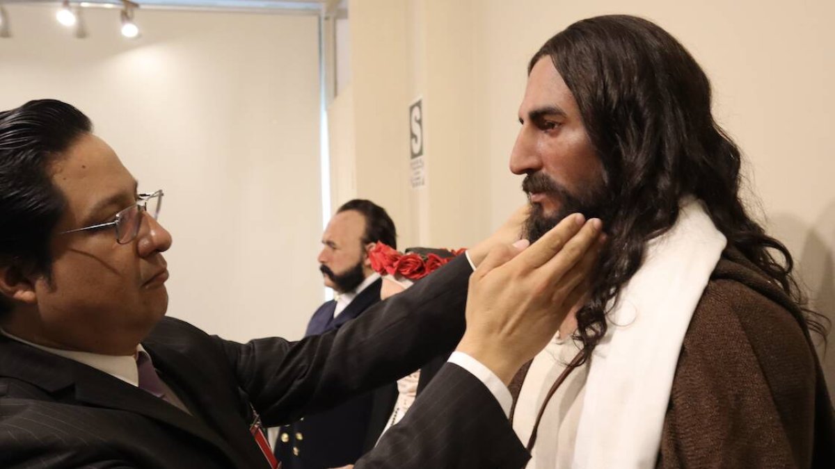 El artista hiperrealista limeño Walter Huamán, autor de una de las imágenes de Jesús más fieles a la Sábana Santa que existen, recibe a Religión en Libertad para hablar de esta curiosa vocación (fotografía/ Elizalde).