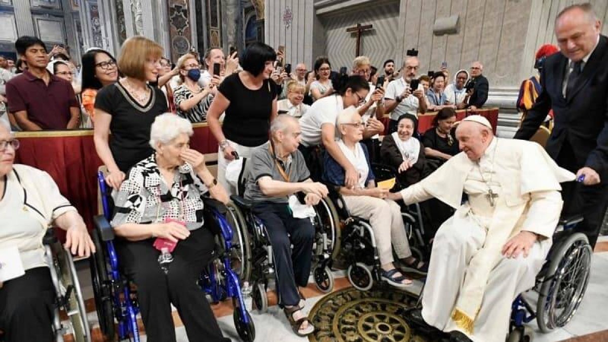 El Papa, en silla de ruedas, saluda a algunos ancianos que acudieron a misa en la basílica vaticana en la Jornada Mundial de los Abuelos.