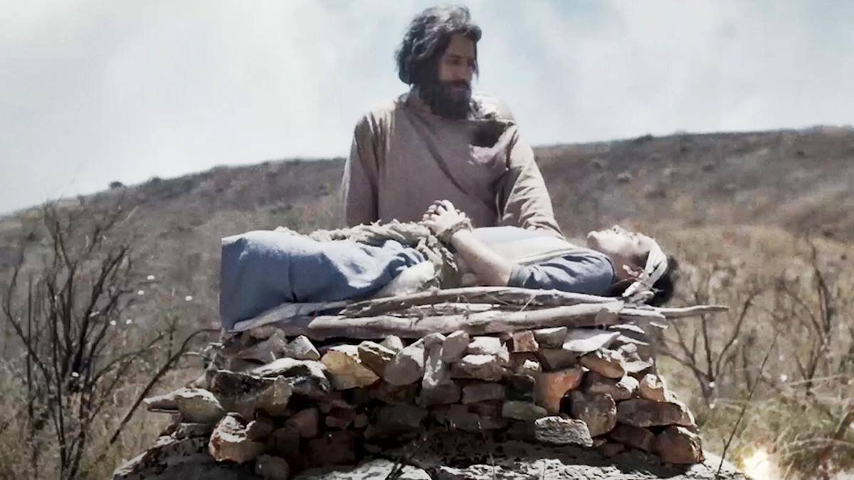 Abraham, a punto de sacrificar a Isaac en la película 'Su único hijo' (2023), de los realizadores de 'The Chosen'.