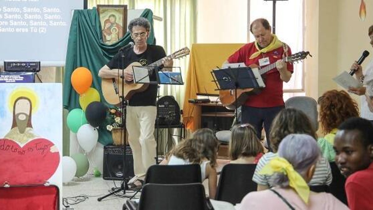 Los encuentros de Familias Invencibles tienen actividades para niños y mayores, música, oración y formación