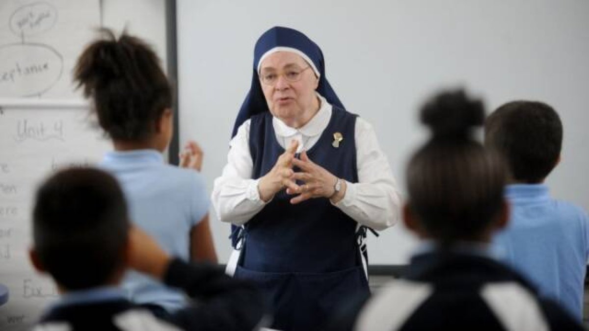 Ante el adoctrinamiento de género en las escuelas, muchos no católicos matriculan a sus hijos en centros que sí lo son... y se convierten en lugares donde