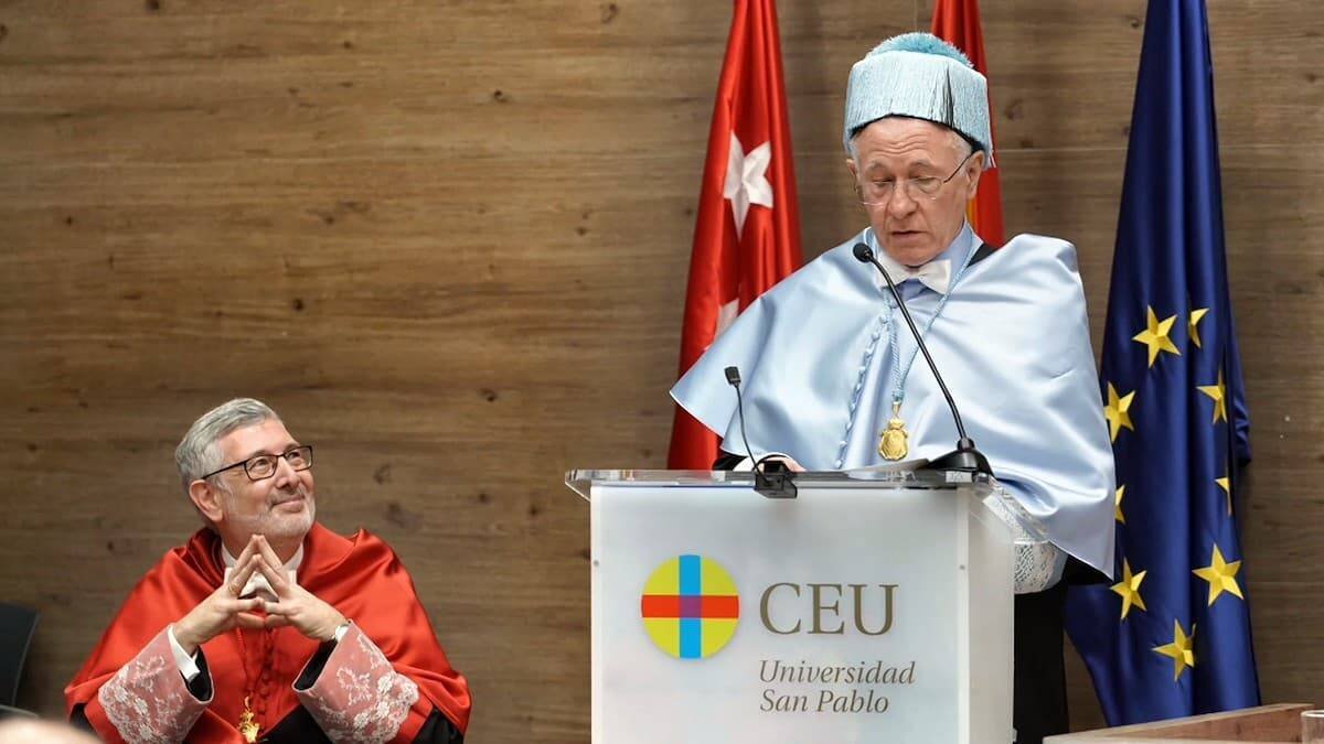 Rémi Brague, al recibir en 2020 el doctorado 'honoris causa' por la Universidad CEU San Pablo. A su derecha, el profesor Elio Gallego, quien hizo su 'laudatio'.