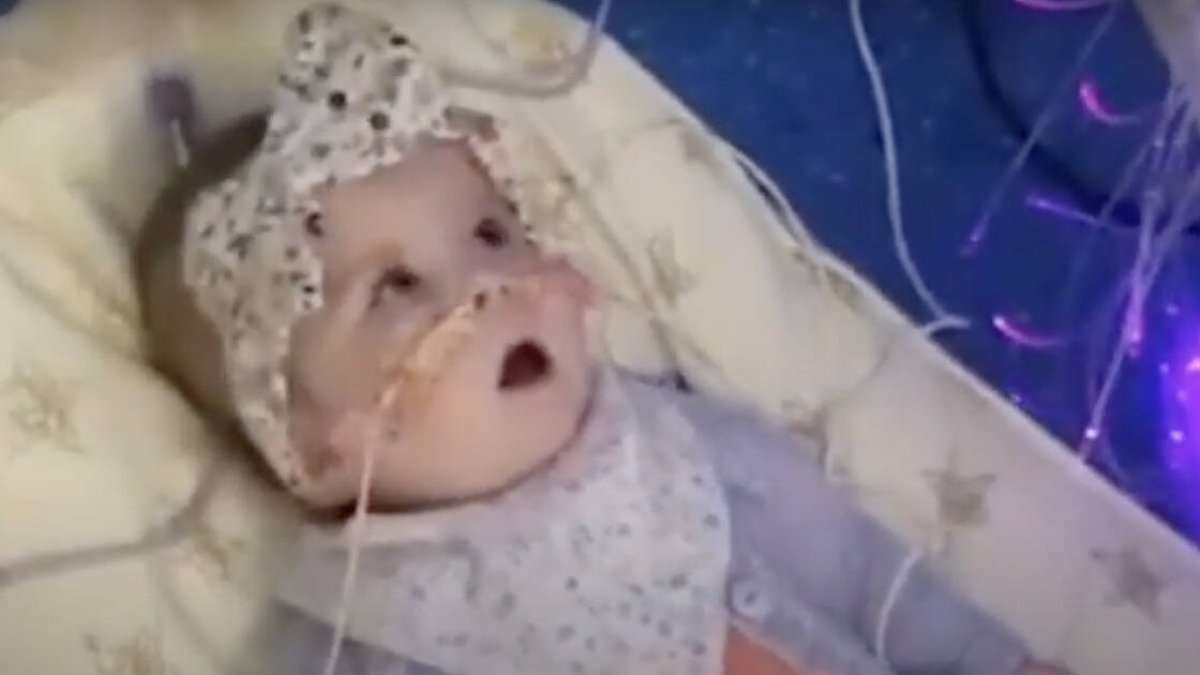 El coste del posible traslado de la menor a Roma correría a cargo de la familia, mientras que los gastos hospitalarios en el Hospital Bambino Gesù de Roma serían sufragados por el Estado italiano, según los medios locales.