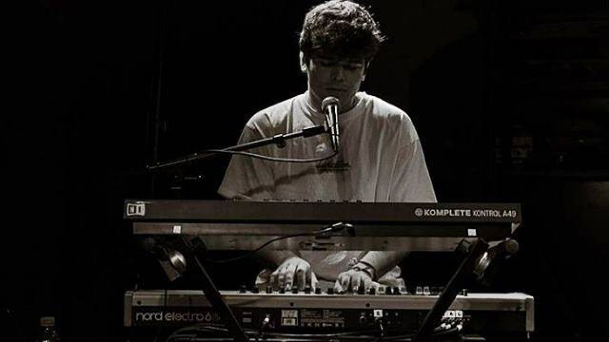 Íñigo Quintero es el compositor de letra y música de 'Si no estás', que interpreta al piano.