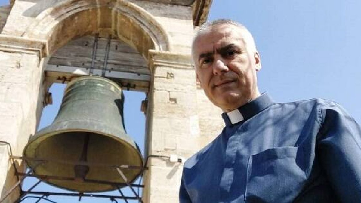 Ignazio Serra es un sacerdote de Cerdeña que busca el lugar de origen de la Madonna di Spagna, un misterio de la Guerra Civil