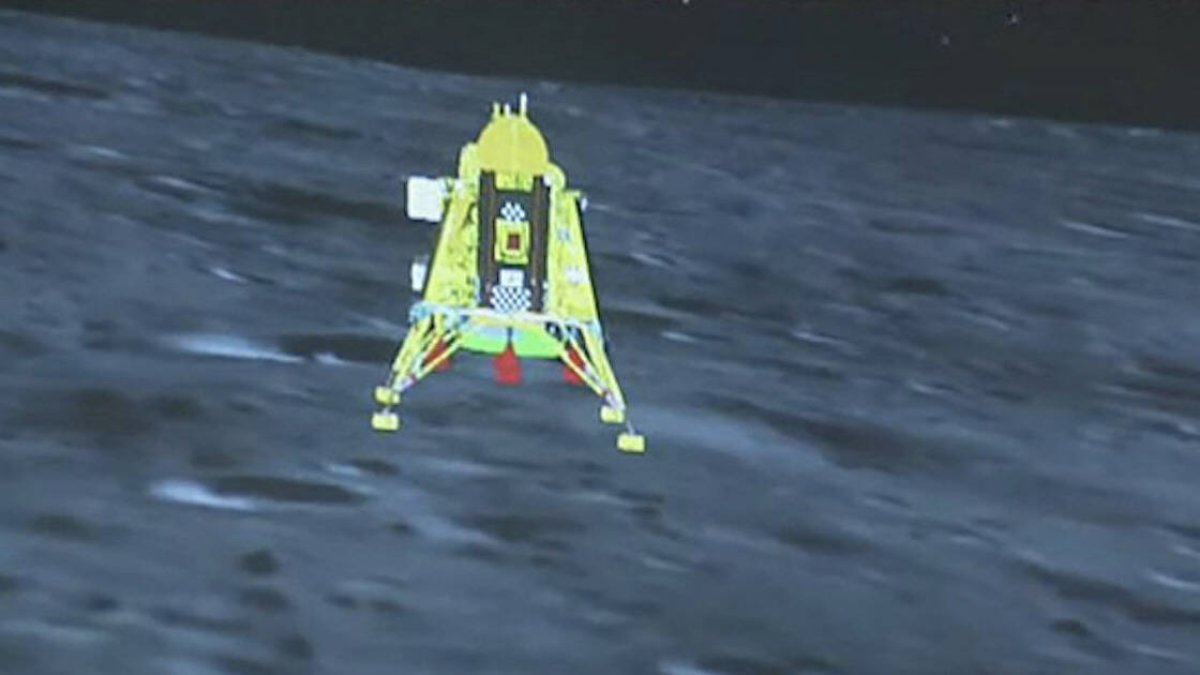 El alunizaje de la nave espacial Chandrayaan-3 marcó la primera misión con éxito de la historia al polo sur de la Luna, un sitio interesante para los científicos debido a la presencia de cantidades sustanciales de hielo.