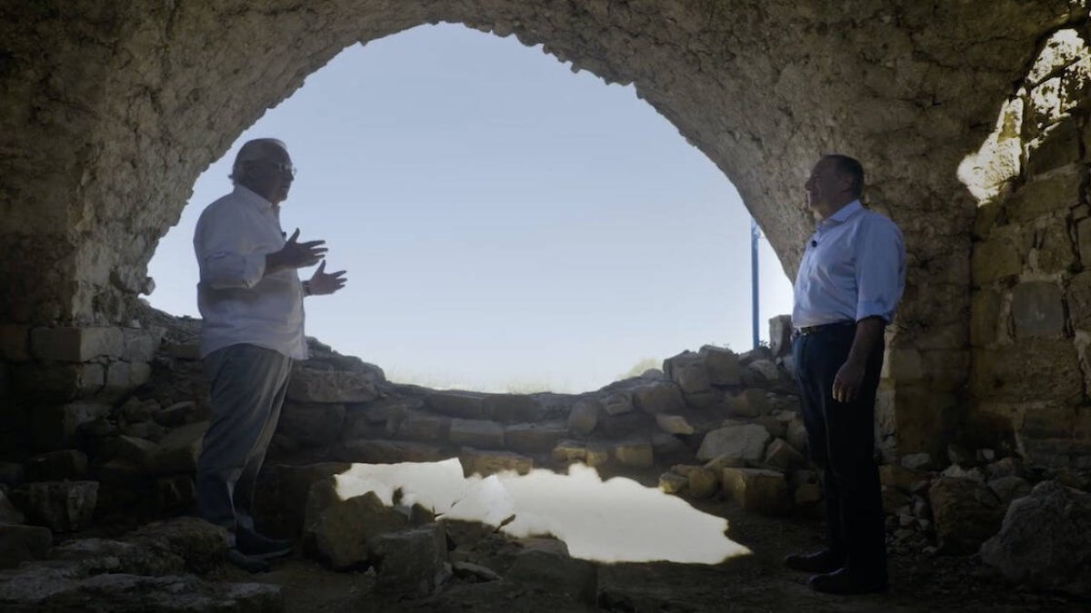Friedman, judío, y Pompeo, cristiano, guían a los espectadores a lo largo de la antigua carretera que conecta las principales ciudades bíblicas y que fue transitada por personajes como Abraham, Jacob, José y David.