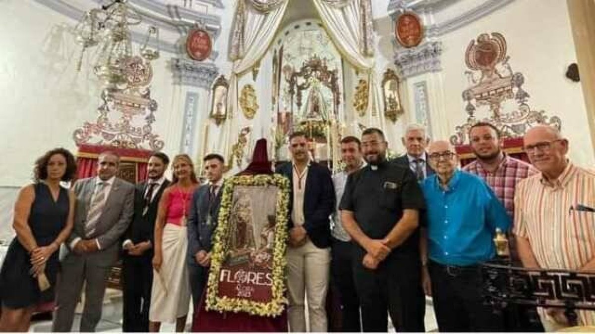 Devotos de la imagen profanada, durante la presentación del Cartel de los Cultos Patronales 2023 en honor a Nuestra Señora de Flores (Álora).