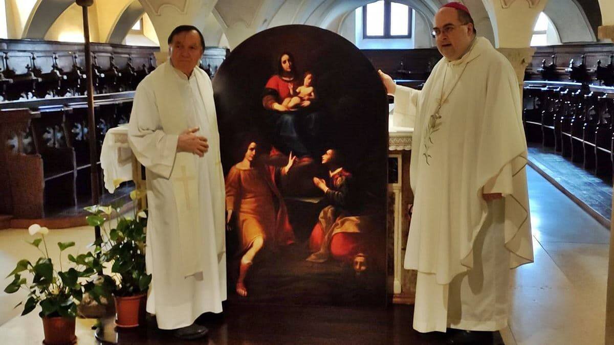El sacerdote Ivo Piccinini (a la izquierda de la foto) y el obispo de Reggio Emilia, Giacomo Morandi, junto a un cuadro que representa a los santos esposos Crisanto y Daria. Foto: LaLiberta.info