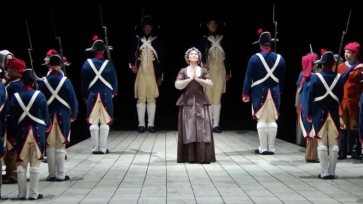 La hermana Blanca vence sus miedos y acude también a morir martirizada en la guillotina, en la escena final de 'Diálogos de carmelitas' de Francis Poulenc, en la representación de la Metropolitan Opera de Nueva York de la temporada 2018-19.