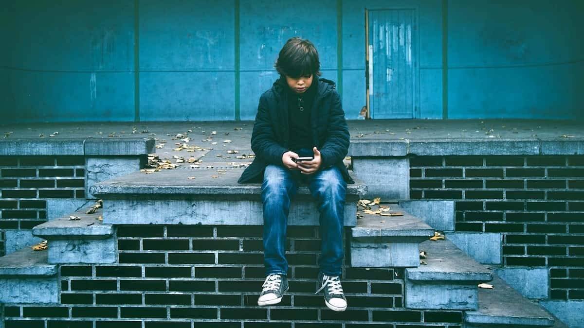 Cada vez surgen más iniciativas públicas y privadas ante el problema de la adicción infantil a la comunicación digital y a las redes sociales, y otros riesgos aunque no haya adicción.