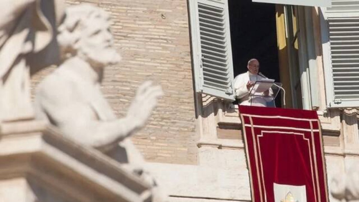 El Papa Francisco en el Ángelus animó a pasar tiempo con Dios y a orar el martes por la paz
