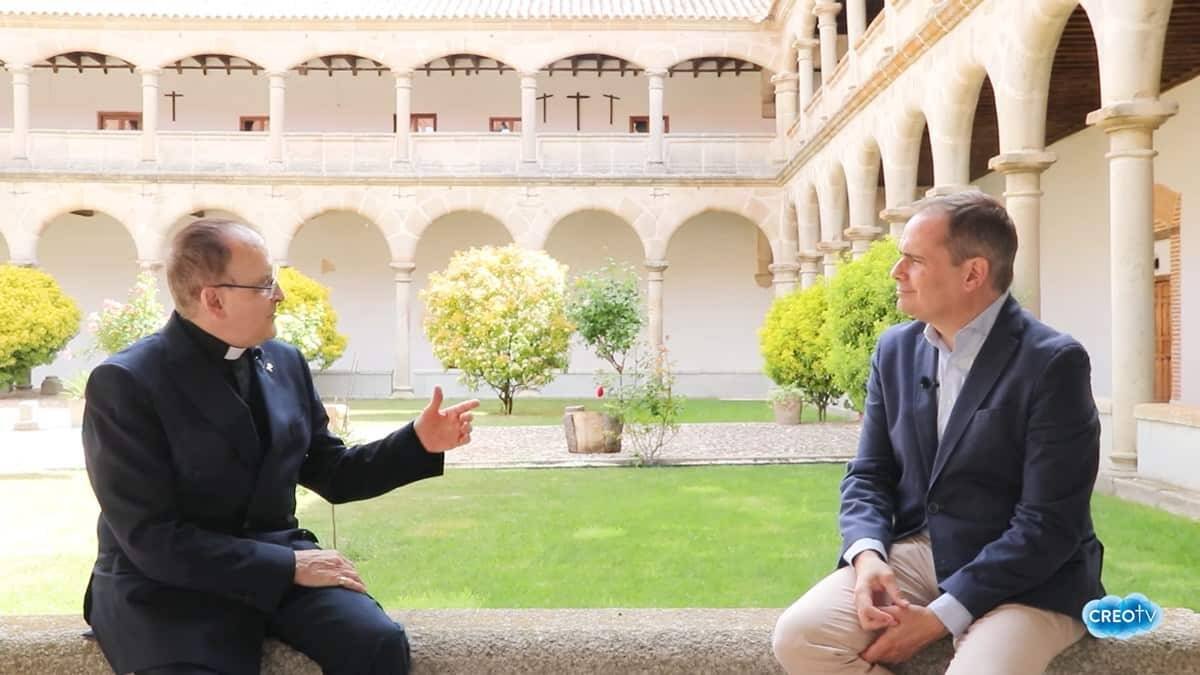 El sacerdote José Luis Rubio Willen conversa con Álex Navajas sobre Isabel la Católica en el lugar donde nació la Reina. Foto: Captura Creo TV.