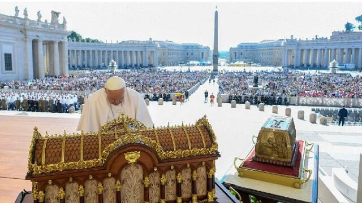 El Papa Francisco con las reliquias de Santa Teresita de Lisieux en Roma