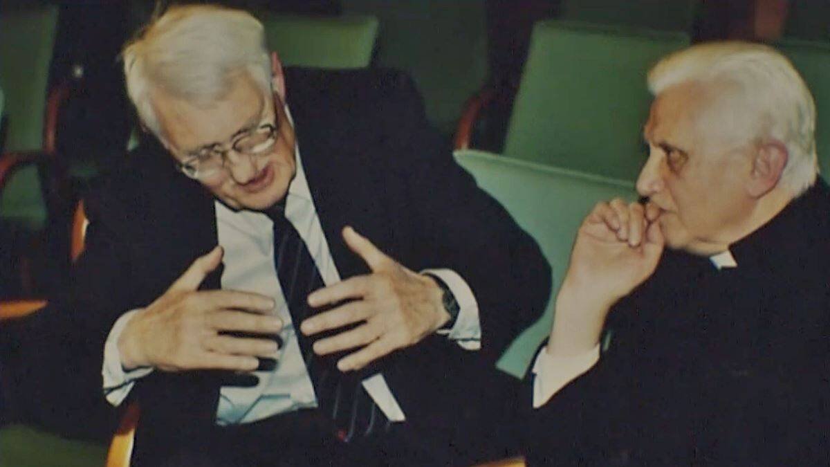 El 19 de enero de 2004, el filósofo Jürgen Habermas (n. 1929) y el cardenal Joseph Ratzinger (1927-2022) debatieron en la Academia Católica de Baviera, en Múnich, sobre la razón y la fe y los fundamentos de la política moderna.