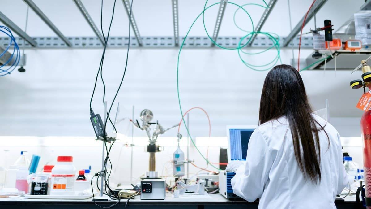 La ciencia y la fe son independientes, pero entre sus verdades respectivas no puede haber contradicción, señala el físico y filósofo Juleon Schins. Foto: This is Engineering RaEng / Unsplash.