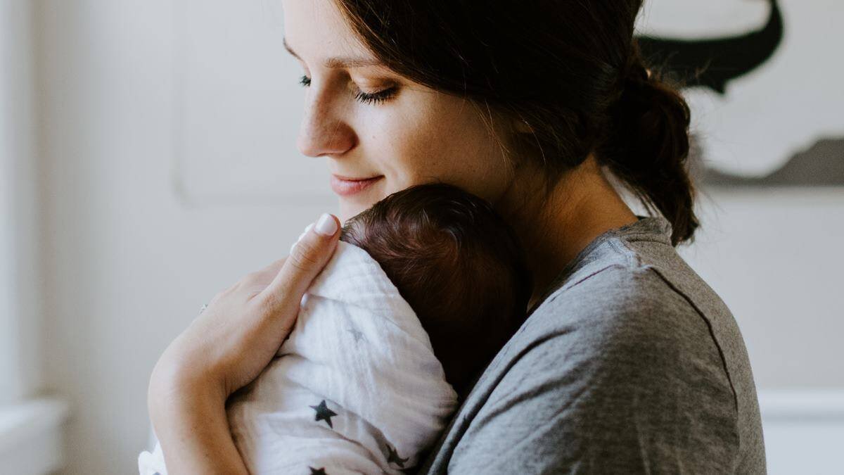 Cada nacimiento es una victoria sobre el egoísmo y el miedo, una apuesta de fe en el otro cónyuge, una muestra de esperanza en el futuro. Foto: Kelly Sikkema / Unsplash.
