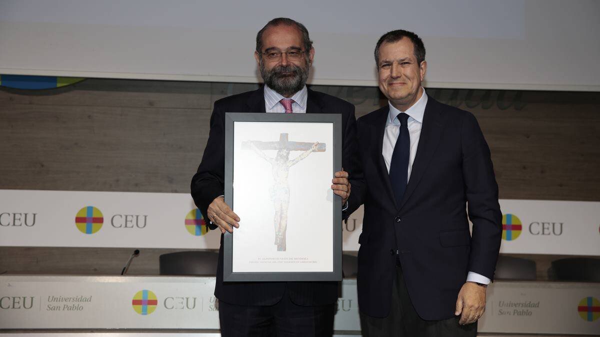 Alfonso Bullón de Mendoza, presidente de la Asociación Católica de Propagandistas y de la Fundación Universitaria San Pablo CEU, recibe el premio especial del Año ReL de manos de Álex Rosal, director de Religión en Libertad.