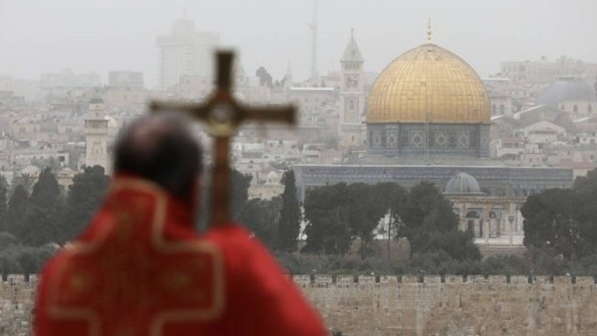 El mismo Papa Francisco invitó a los católicos de todo el mundo a unirse a esta jornada de oración por la paz tras el rezo del Ángelus el pasado domingo, llamado que reiteró este martes.
