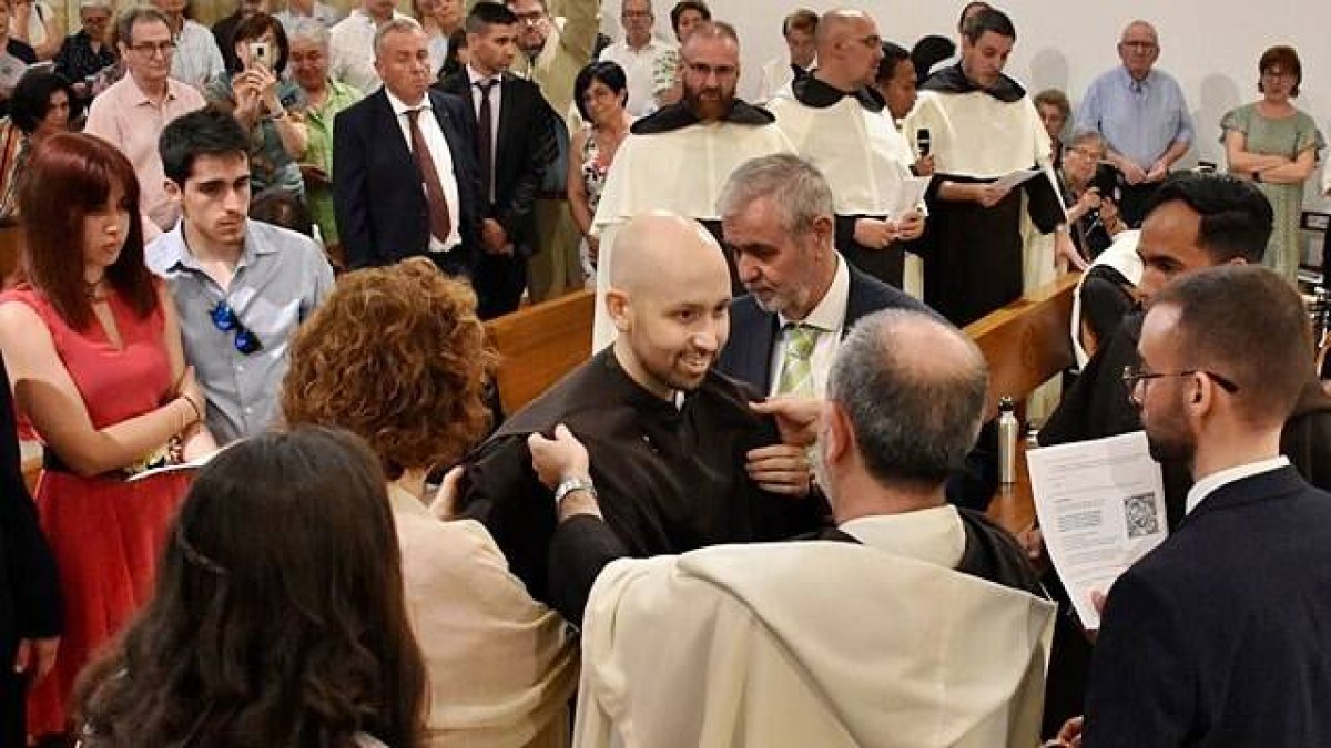La imposición de hábito de fray Pablo, en el día de su profesión solemne, tres semanas antes de morir. Foto: Diócesis de Salamanca.
