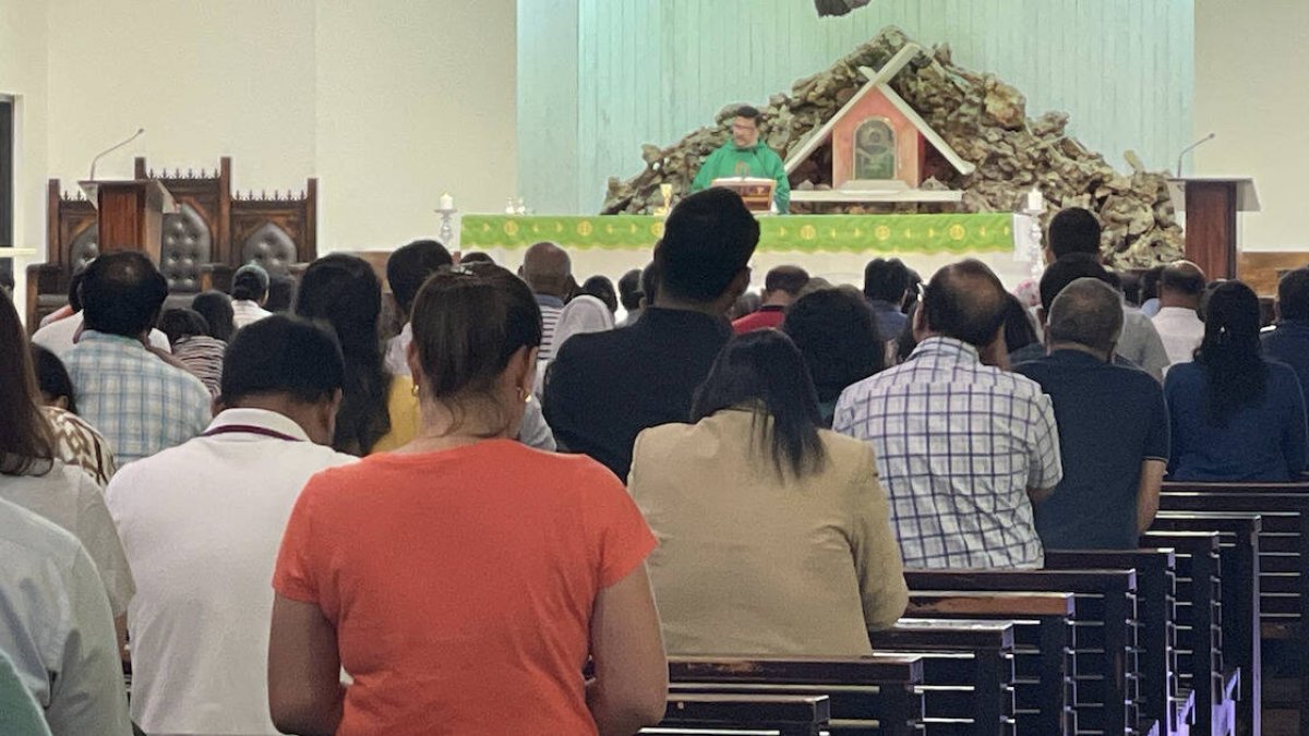Uno de los sacerdotes apunta que hay unos 10.000 niños en catequesis, 7.000 en inglés y 3.000 en otros idiomas. En Navidad y Pascua no es raro ver a 25.000 fieles en cada misa parroquial.