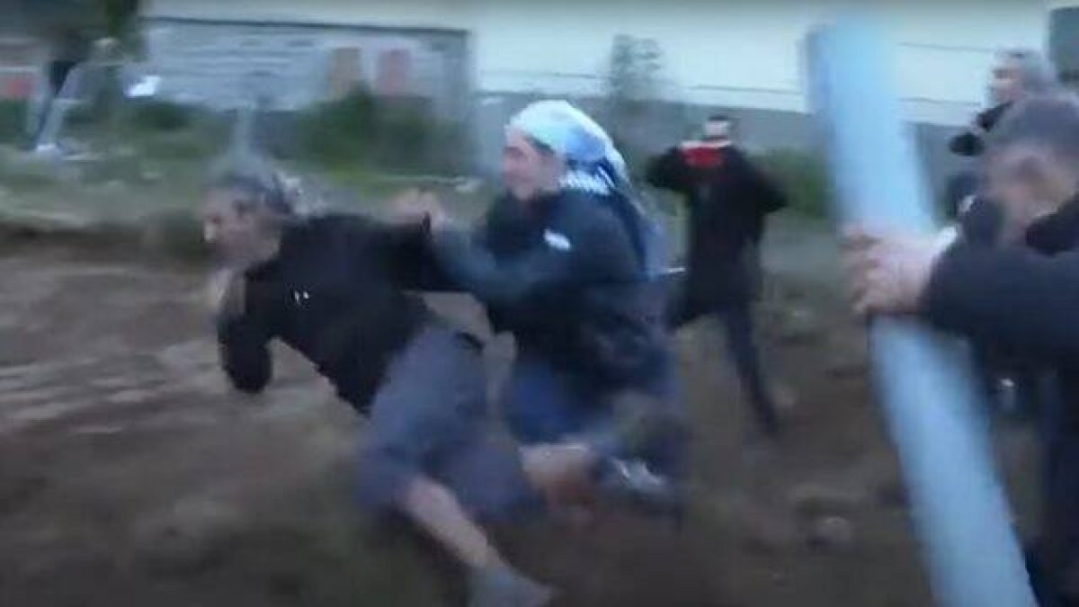 La escena se ha hecho viral y ha servido para situar en el foco de atención mundial el acoso sufrido por una comunidad religiosa en Francia.