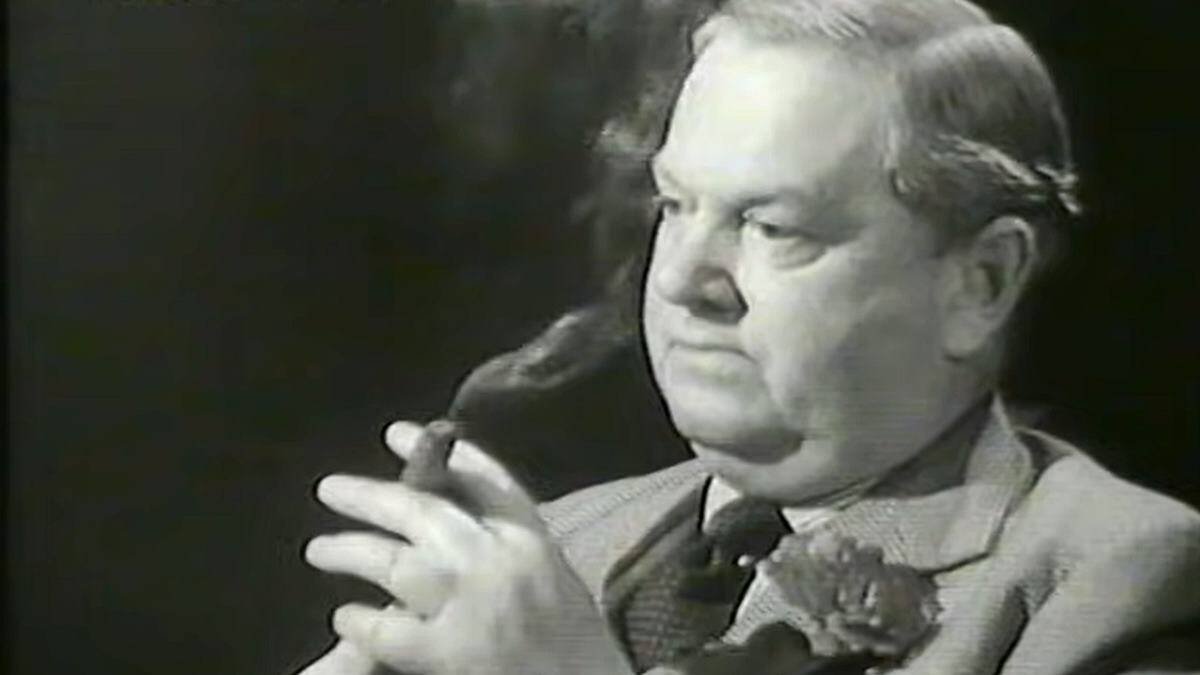 Evelyn Waugh, durante la entrevista que le hizo la BBC en 1960.