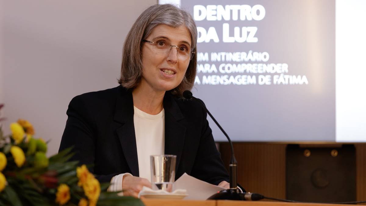 La hermana Ángela de Fátima Coelho anima a pedir cosas por intercesión de Sor Lucia, que ya es Venerable, para que sea beatificada. Foto: Santuario de Fátima.
