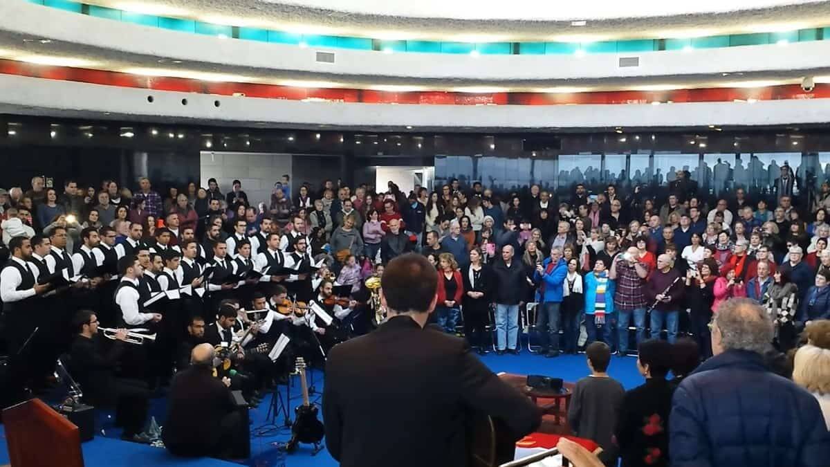 Cantando 'Shema Irael' en el auditorio de la Domus Galilaeae. Foto: captura canal Youtube Yochai Wolfin.