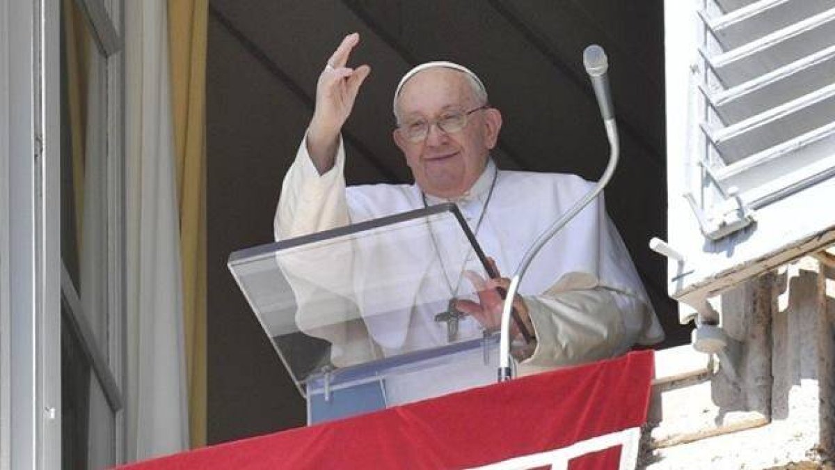 El Papa saluda a los fieles tras el rezo del Ángelus en la Plaza de San Pedro.