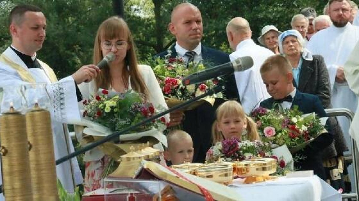 Una familia entrega flores a la Virgen Kebelska de Wawolnica en la peregrinación de inicios de septiembre