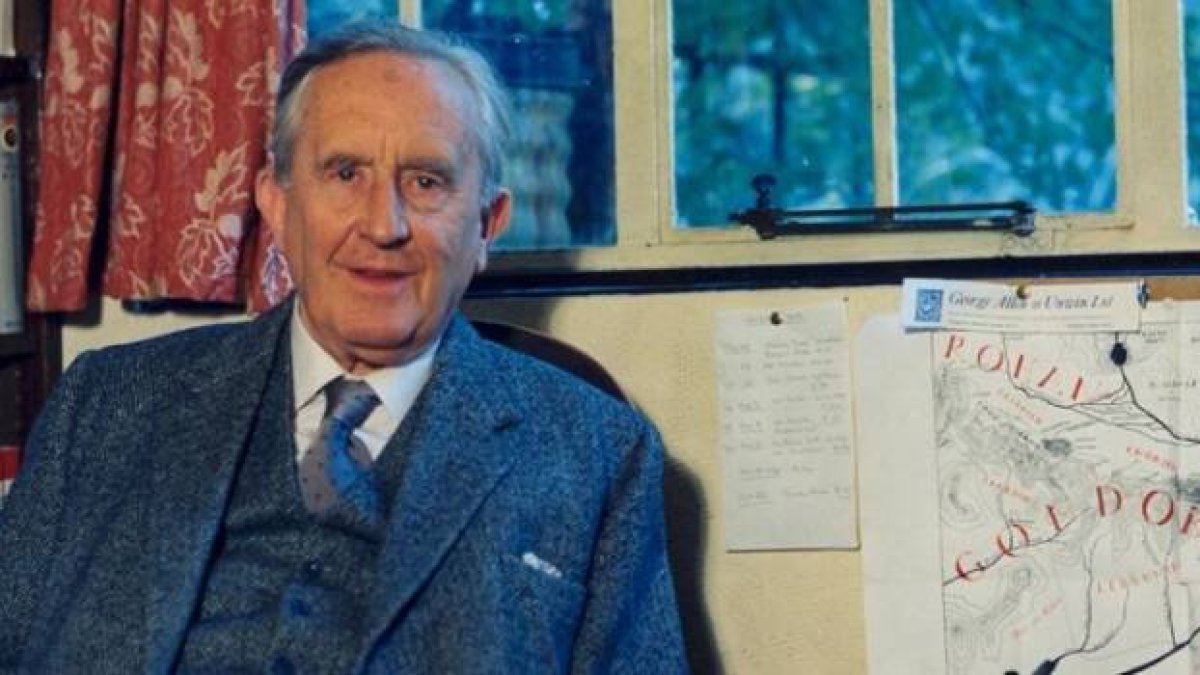 JRR Tolkien en su casa en 1961, ya como escritor popular, doce años antes de su muerte