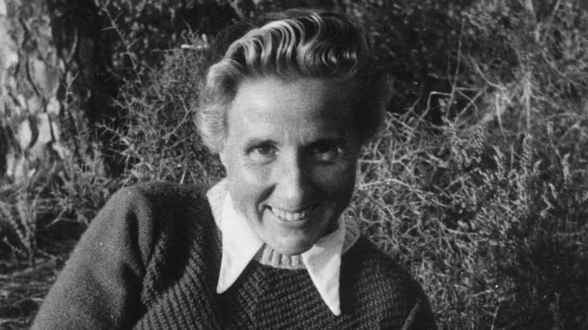 Al profundizar en la biografía de Ana María Martínez Sagi (1907-2000), Juan Manuel de Prada ha rescatado aspectos muy relevantes de la sociedad, la cultura y la política del tiempo que vivió, en particular de la Segunda República y la Guerra Civil.