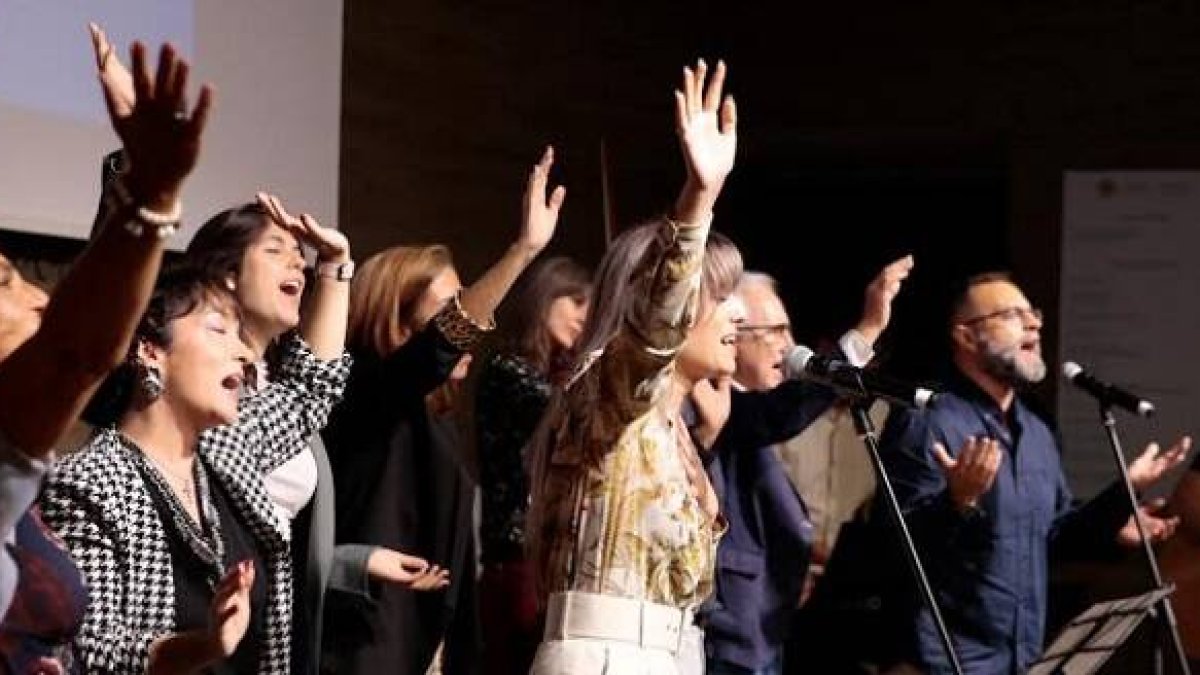 El ministerio nacional de alabanza de Renovación Carismática al recibir el Premio ReL 2023