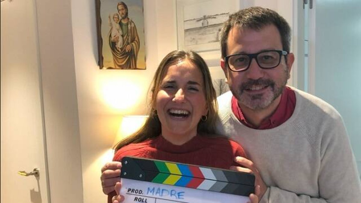 Jesús García, director de Madre No Hay Más Que Una, con una protagonista del filme