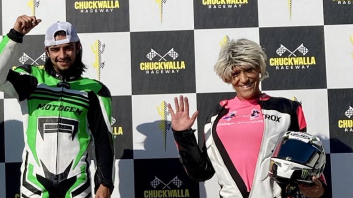Jessica (en la foto, a la derecha) ha escrito una carta a los organismos internacionales del deporte reconociendo que no es justo compartir competición con mujeres.