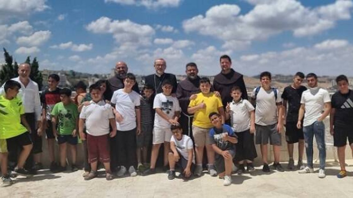 Los franciscanos de Belén con los chicos de su Casa del Niño u Hogar para Muchachos en 2022