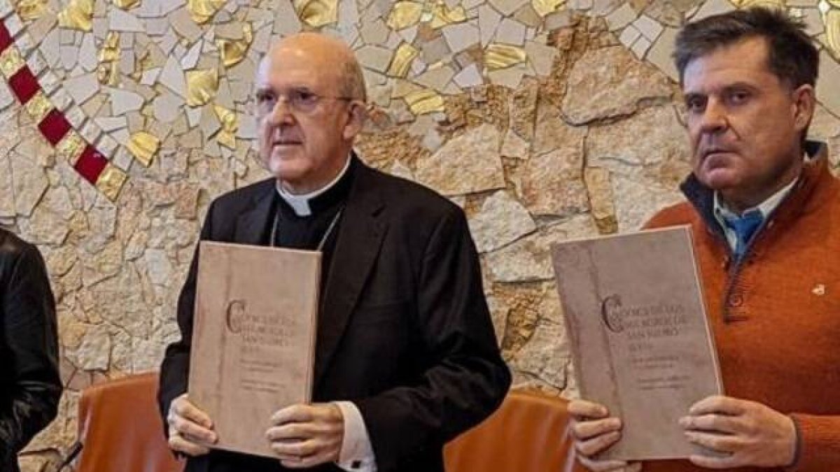 Impactante estudio y facsímil del Códice de los Milagros de San isidro del siglo XIII, aquí con su investigador y el cardenal Osoro