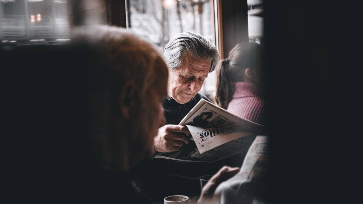 El tratamiento (o silenciamiento) que la mayoría de los medios convencionales asignan a ciertos temas les desautoriza para criticar la proliferación de 'fake news' en redes sociales. Foto: Aleksandar Velickovic / Unsplash.