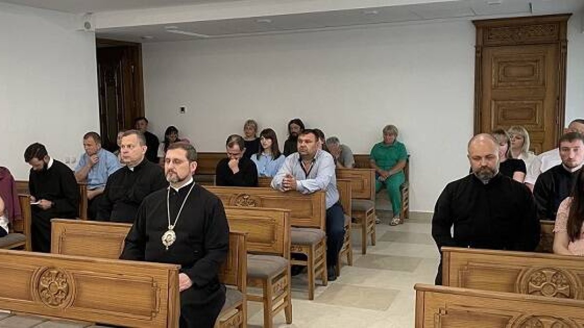 Sacerdotes grecocatólicos de Odesa, de retiro en Zarvanitsia en junio de 2023, con sus esposas