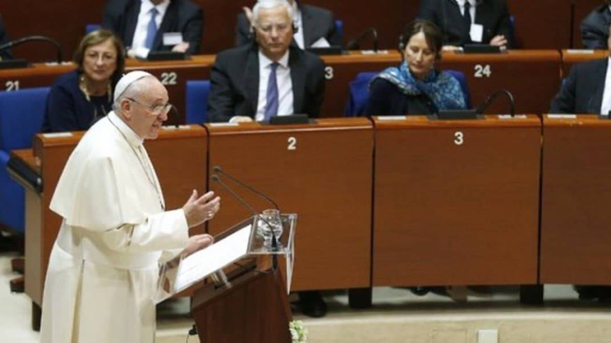 La única vez que Francisco ha visitado Francia como Papa fue para su intervención ante el Consejo Europeo en Estrasburgo el 25 de noviembre de 2014. Foto: AFP.