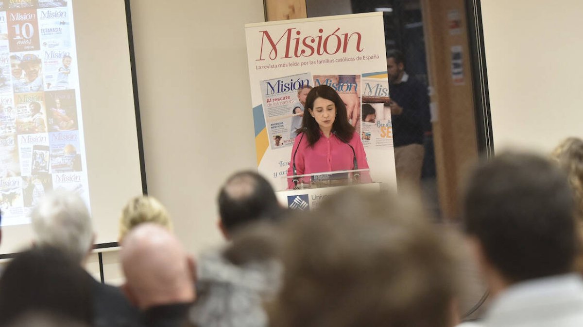 Isabel Molina Estrada, directora de Misión, intervino en el acto recordando el porqué de la existencia de la revista: 