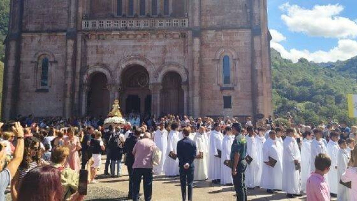 Devotos acuden a honrar a la Virgen de Covadonga en su santuario asturiano