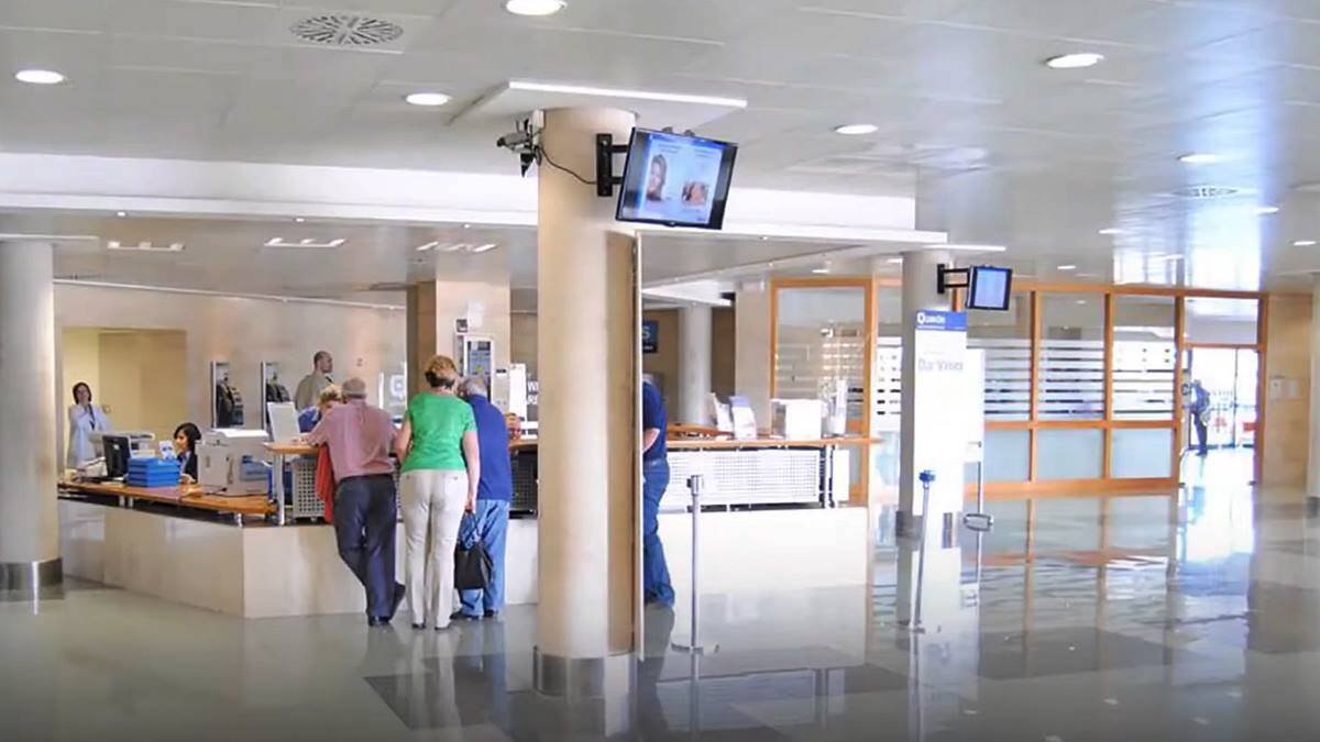 El obispo José Ignacio Munilla celebró la eficacia de las oraciones que pedían la conversión de los ladrones y profanadores. Foto: captura de un promocional del Hospital Quirón de Torrevieja (Alicante).