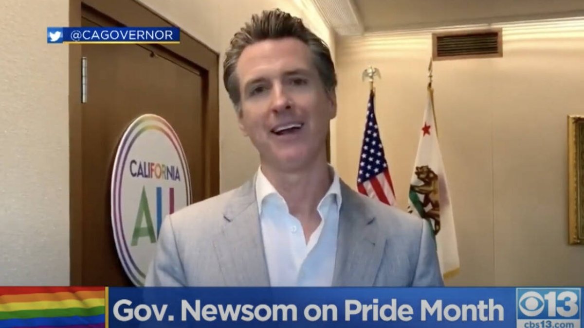 El gobernador también firmó exigir que las escuelas públicas proporcionen baños para todos los géneros y que los solicitantes de licencias comerciales declaren que los baños para un solo usuario son baños para todos los géneros.