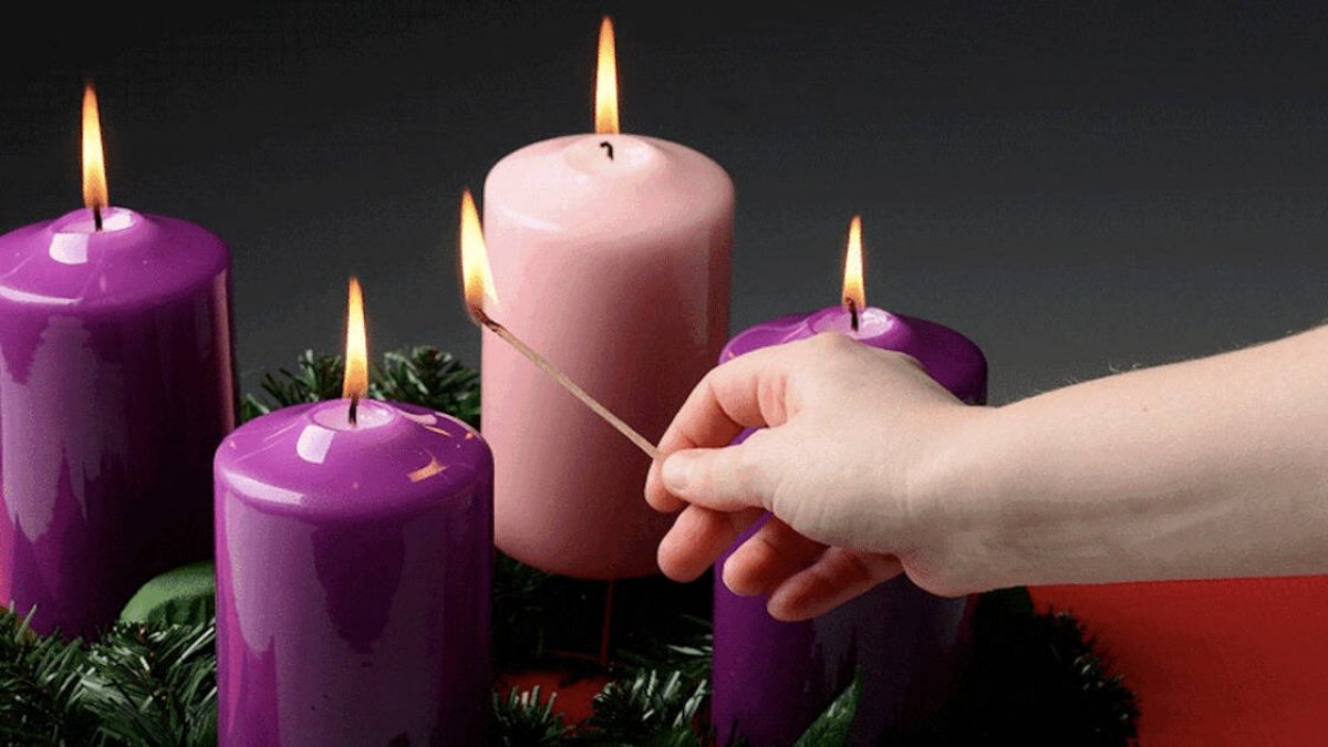Durante el tiempo de Adviento puedes intercambiar regalos, cantar villancicos, disfrutar de las luces navideñas y preparar dulces para compartir con tu familia (foto: celebración de Las Posadas, en México).