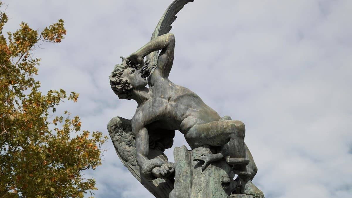 El demonio aprovecha el señuelo de la «libertad» para esclavizar al hombre. Foto: estatua del Ángel Caído en el Parque del Retiro de Madrid.